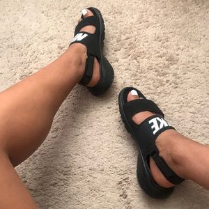 nike tanjun sandals on feet